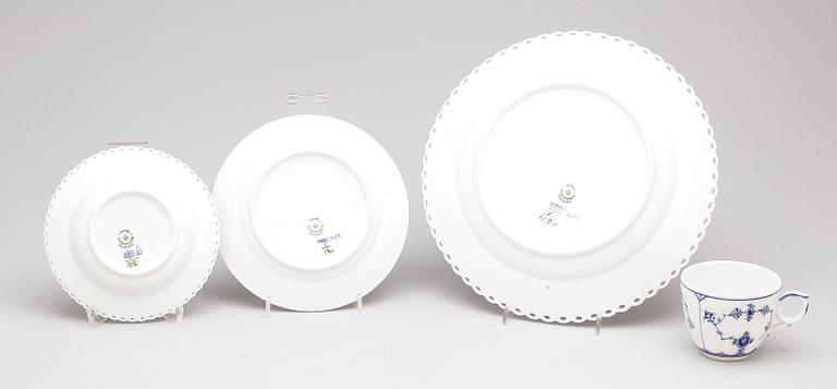 SERVIS, 57 delar, porslin, 'musselmalet', främst 'helblond', Royal Copenhagen, Danmark. 1900-talets andra hälft.