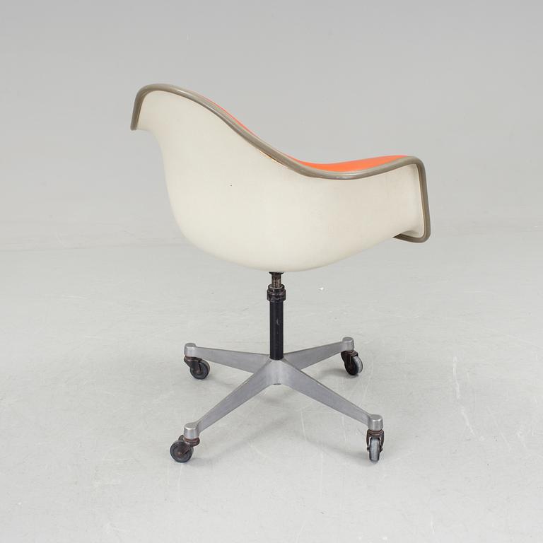 A CHARLES & RAY EAMES SWIWEL CHAIR FOR HERMAN MILLER, 1973.