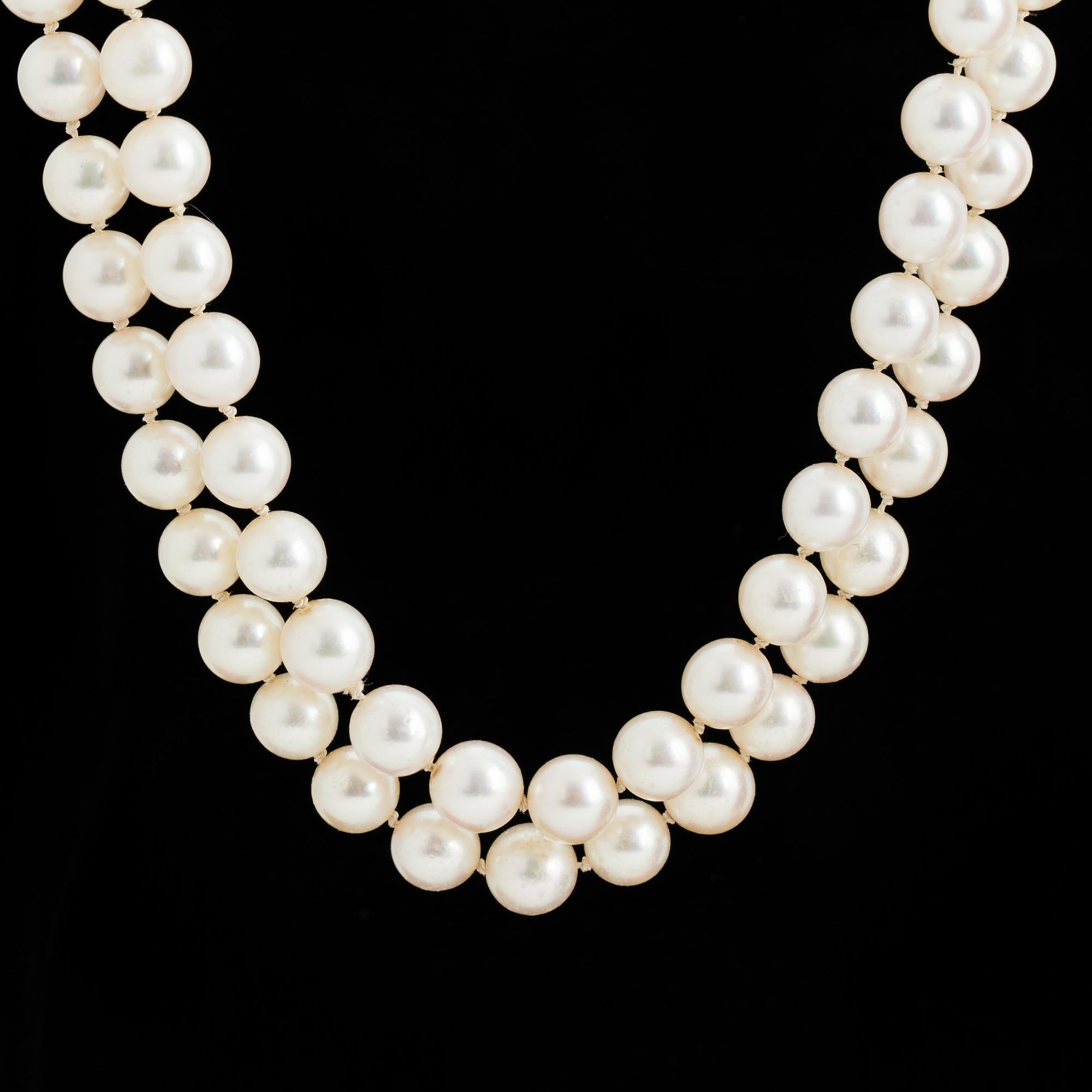 A TWO STRAND PEARL NECKLACE.