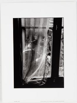 WILLY RONIS, Portfolio with 12 photographs reproduced in black and white on thick paper.  Published in 1986.