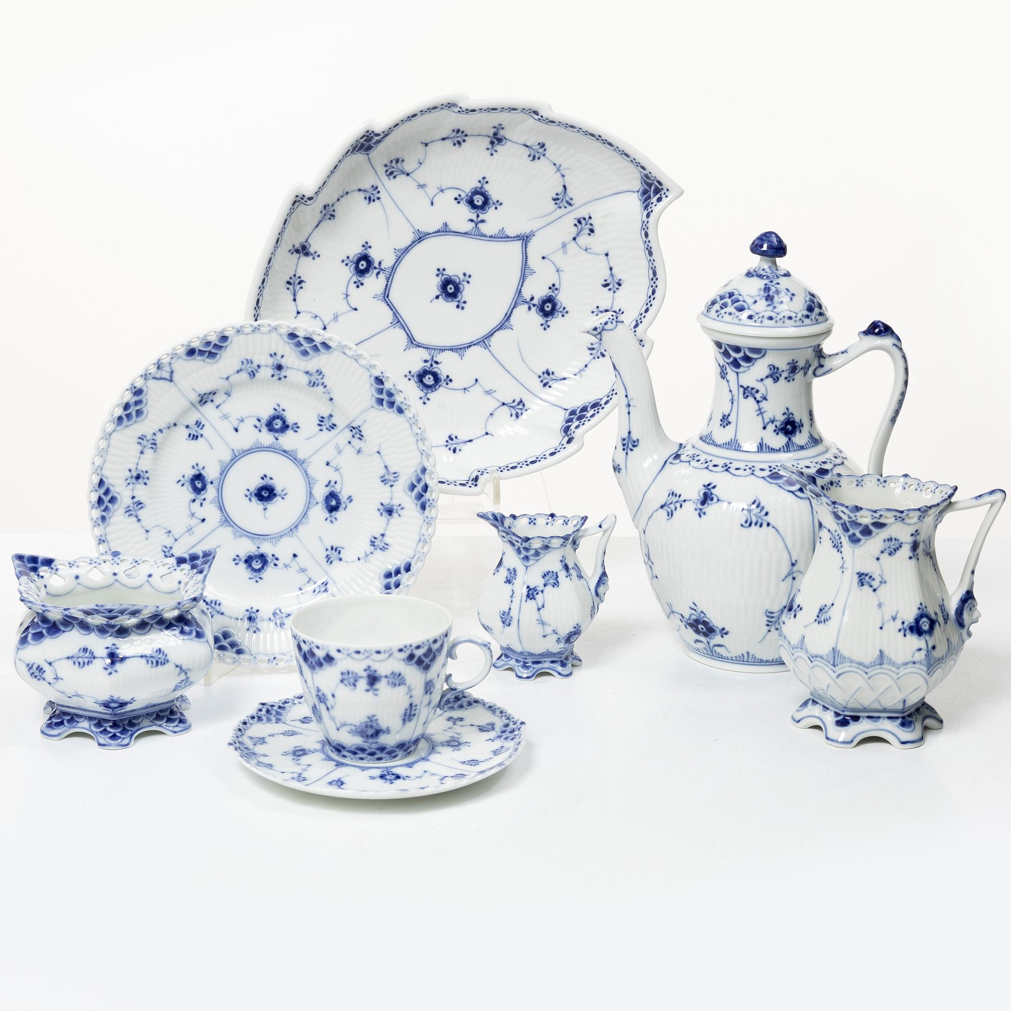 Royal Copenhagen, kaffeservis, 29 delar, porslin, "Musselmalet", mestadels helblonde, Danmark,