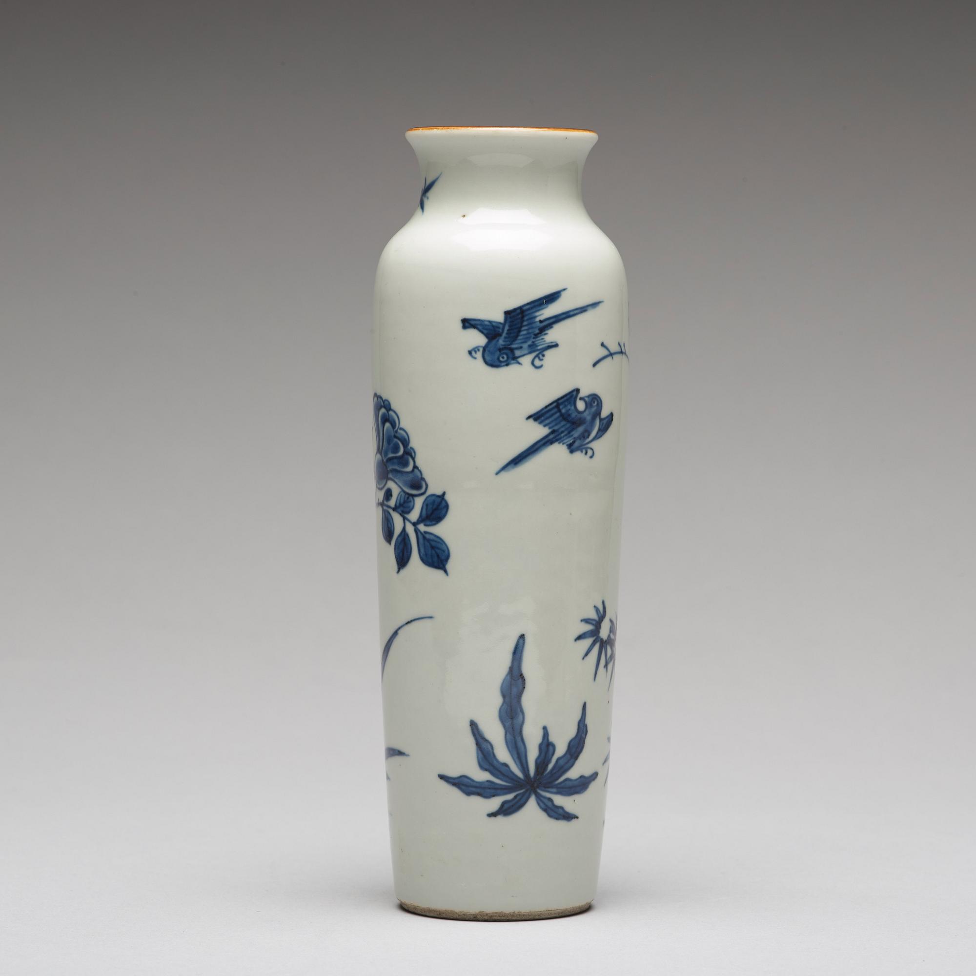 A blue and white Transitional vase, 17th Century.