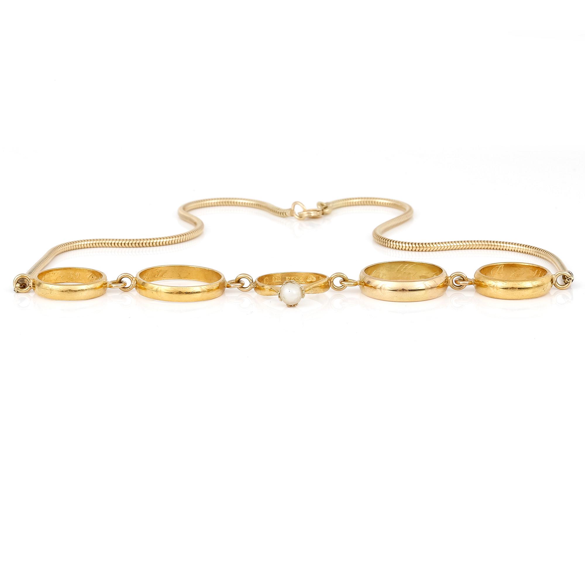 HALSSMYCKE, tillverkad av fem ringar, en med odlad pärla, 18K och 23K guld.