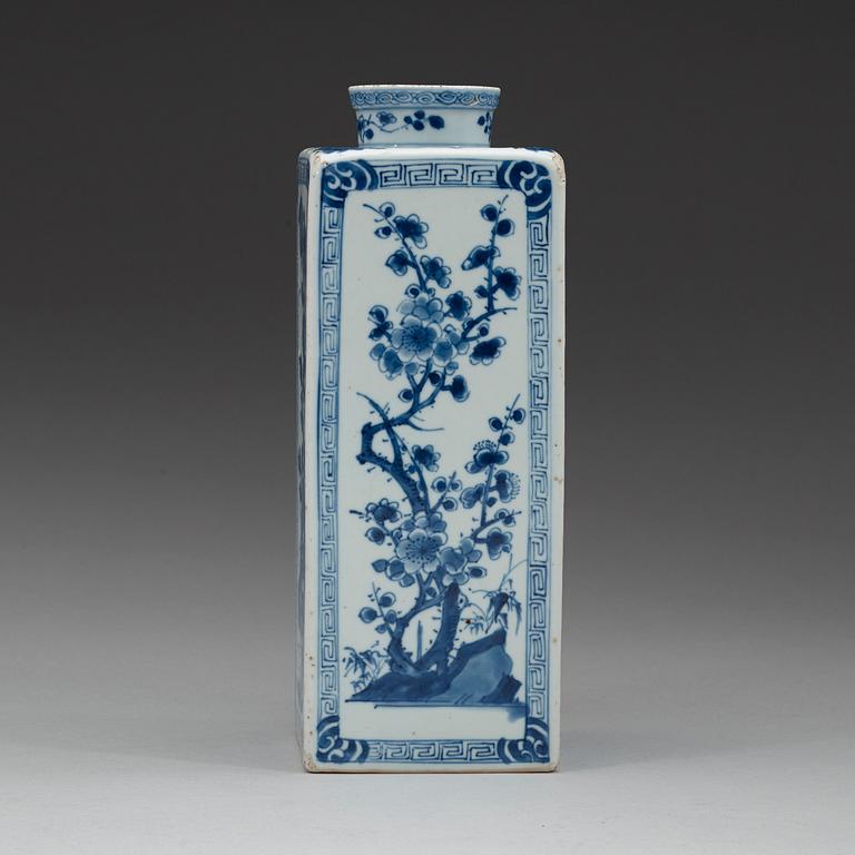 FLASKA, porslin. Qing dynastin, Kangxi (1662-1722).