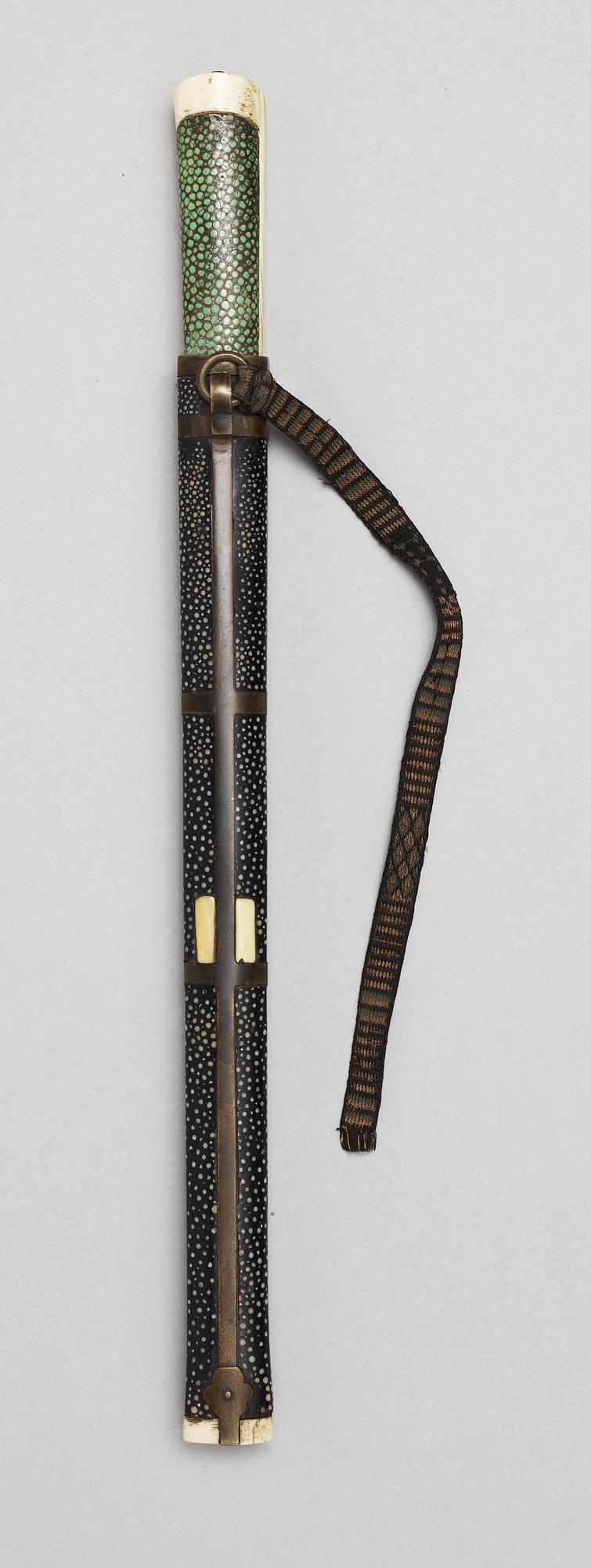 BESTICK i SCHATULL, elfenben, hajskinn och metall. Qing dynastin (1644-1911).