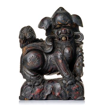 928. A wooden scultpure of a buddhist lion, Qing dynasty (1664-1912).