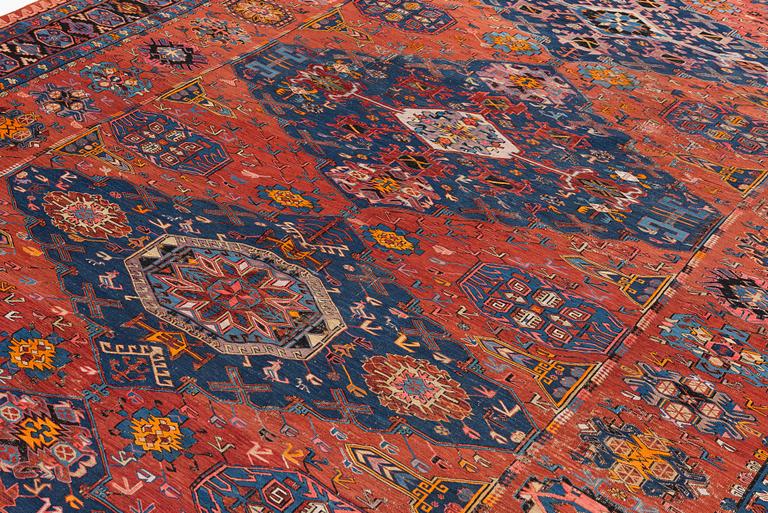Matta, antik Soumak,  Östra Kaukasus, ca 368 x 262 cm.