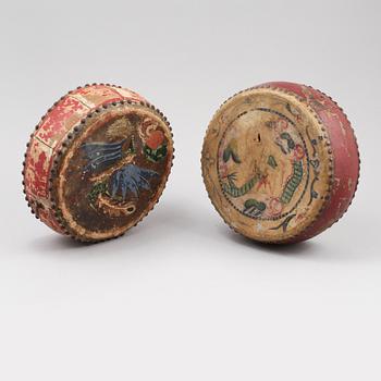 TRUMMOR, 2 st, trä och läder, 1900-tal.