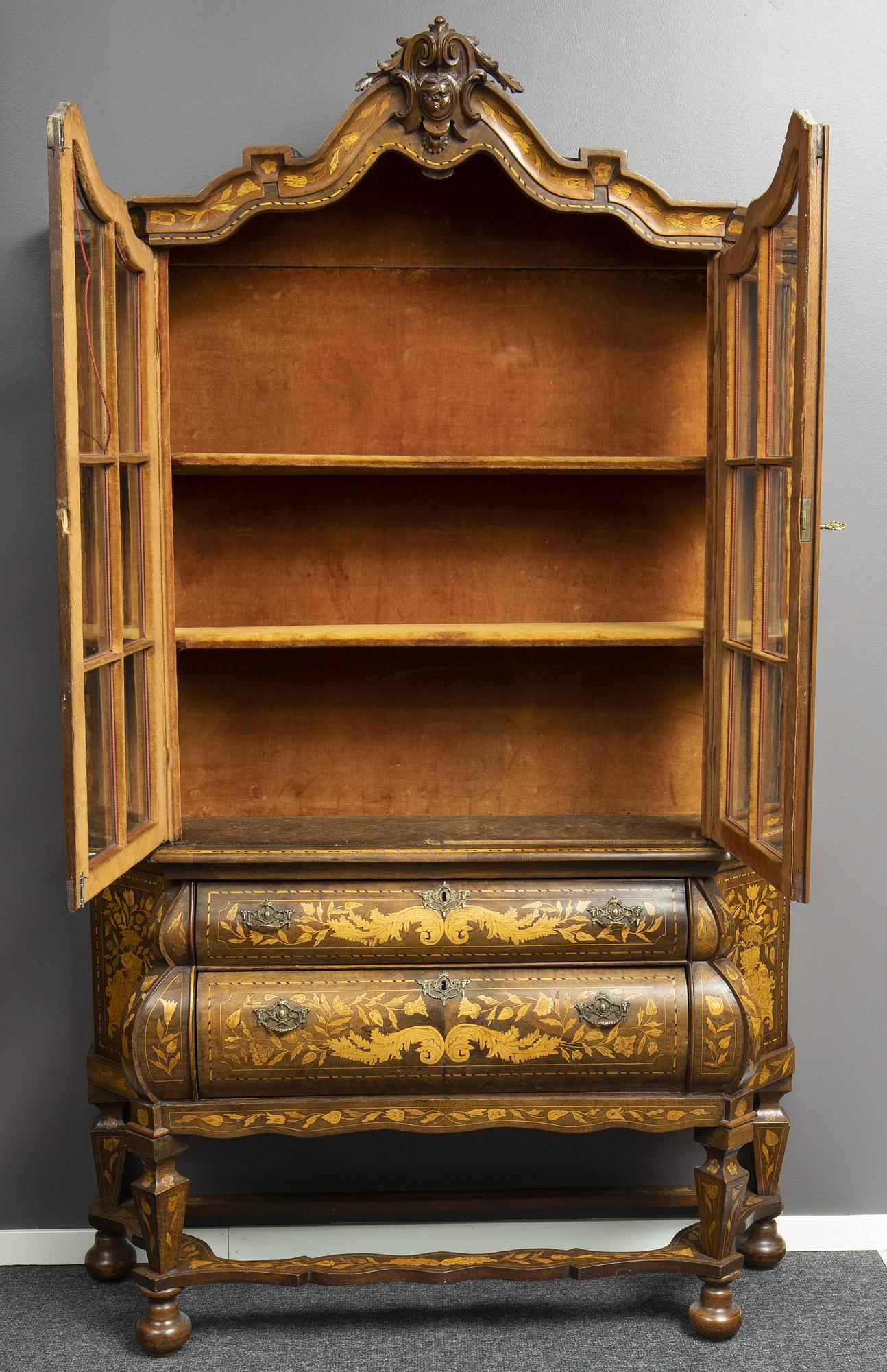 A Dutch display cabinet, 18th century.