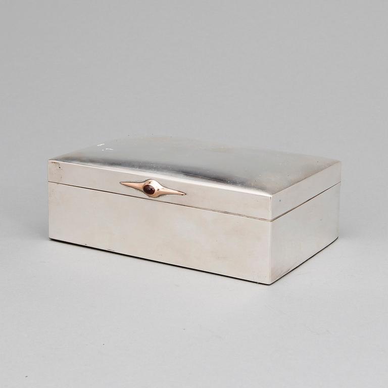 SKRIN, silver. CG Hallberg, Stockholm, 1903. Vikt tot ca 737 g.