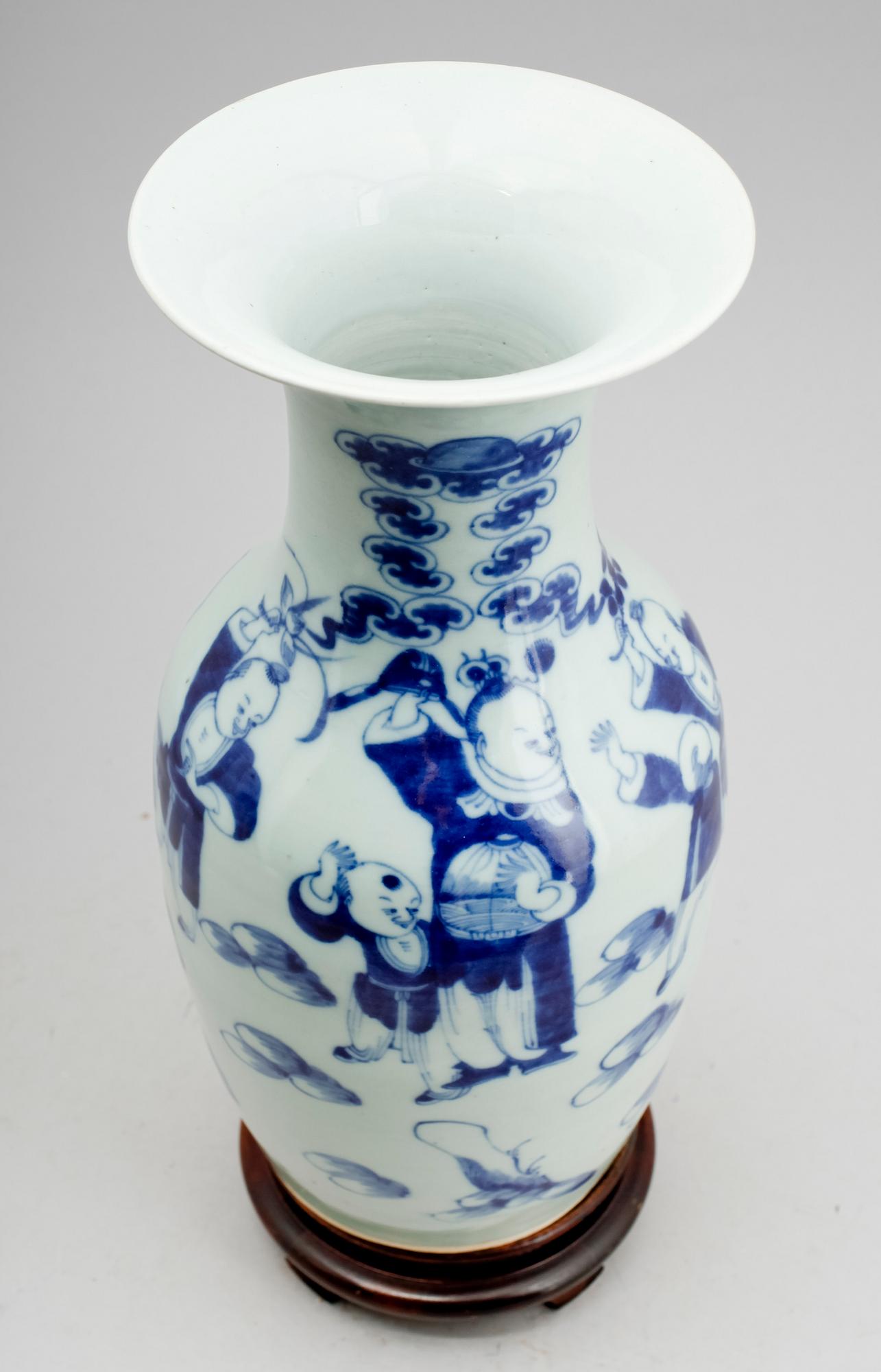 GOLVVAS, porslin, Kina, sannolikt 1900-tal.