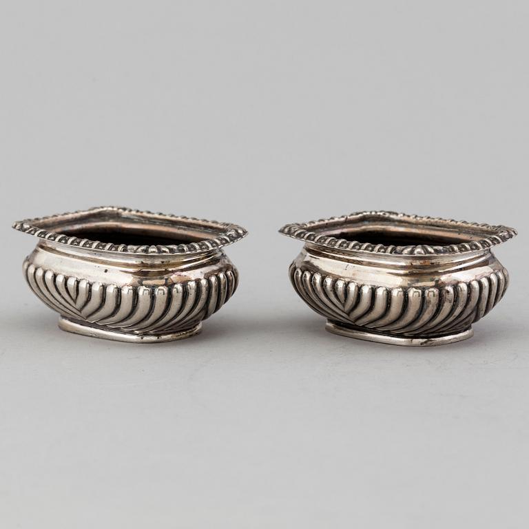 HORACE WOODWARD & CO LTD, a pair of silver salt cellars from Birmingham, England, 1905.