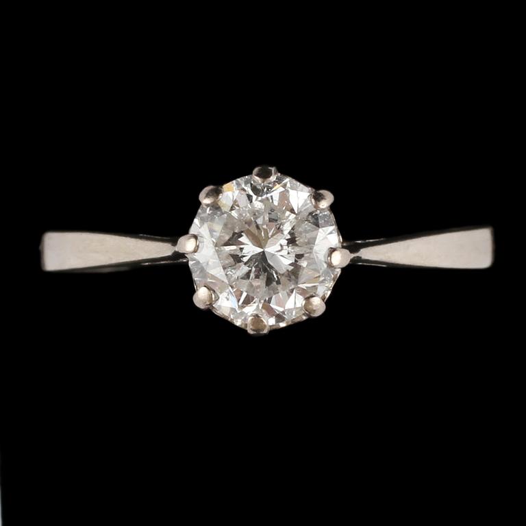 RING, 18k vitguld med briljantslipad diamant, 0.85 ct, 1900-talets andra kvartal. Vikt 2 g.