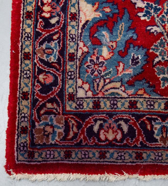A RUNNER, Sarouk, 511 x 87 cm.