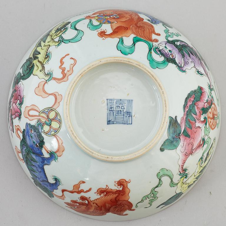 A Chinese famille rose bowl, early 20th century.