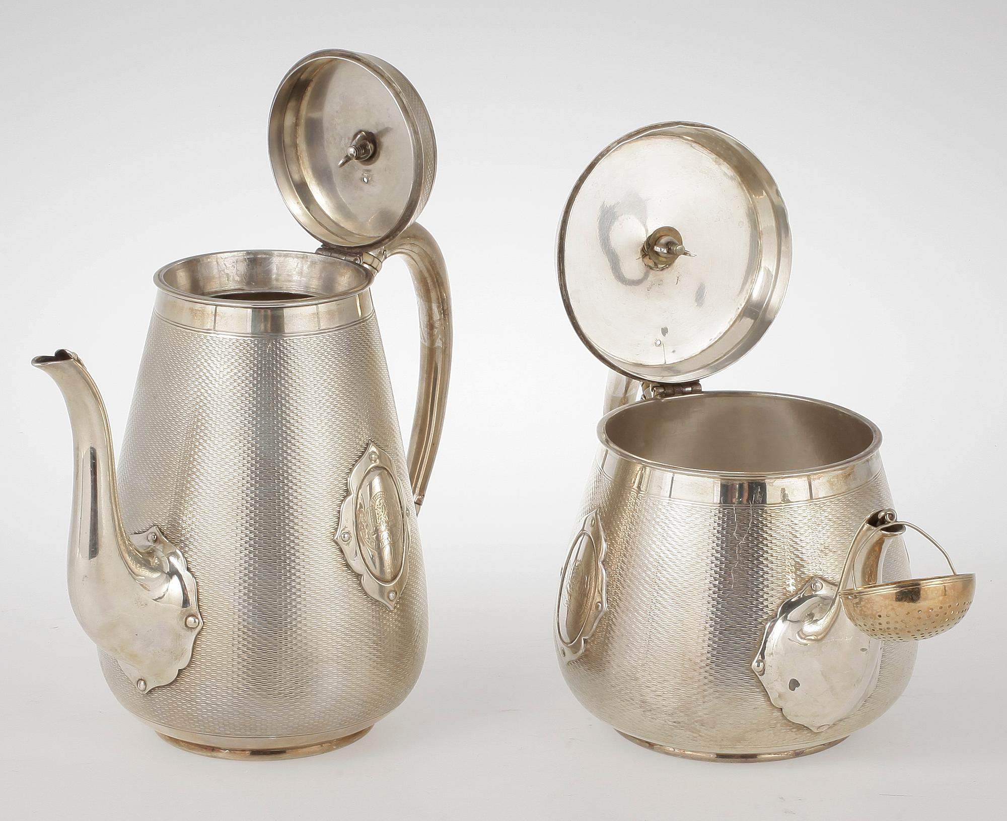 TE- samt KAFFEKANNA, silver, sannolikt William Summers, London, England, 1863. Vikt ca 1716 g.