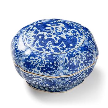 937. A blue and white 'five clawed dragon' box with cover, Ming dynasty, Wanli mark and of the period (1573-1619).