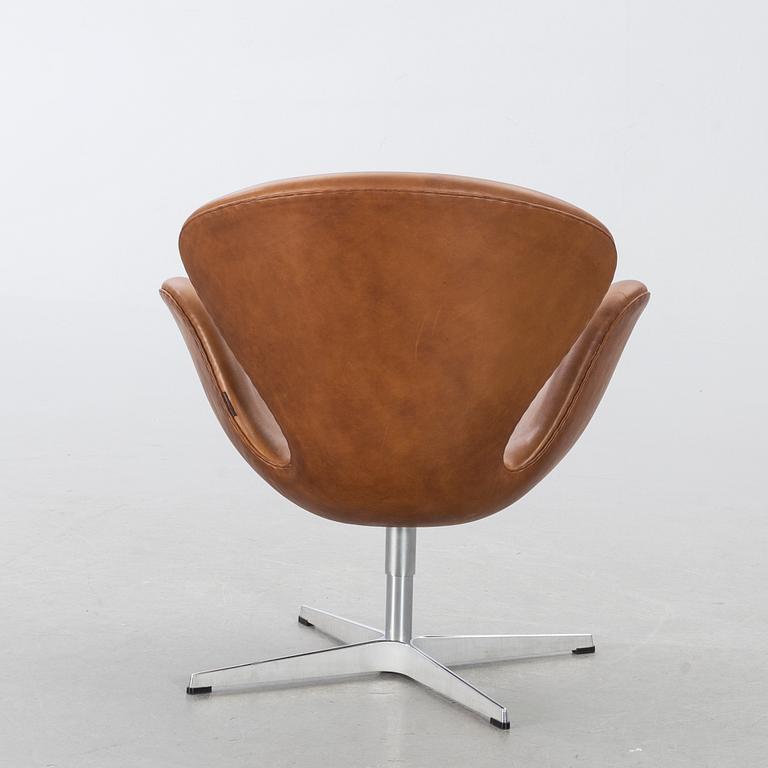 ARNE JACOBSEN, fåtölj, "Svanen", för Fritz Hansen Danmark/Polen 2017.