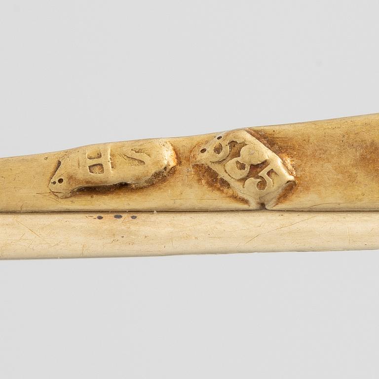 Brooch, 14K gold with brilliant-cut diamond.