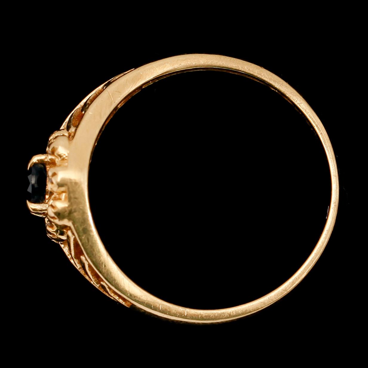 RING, 18 k guld med safir samt små briljanter ca 0.05 ct enligt gravyr. Vikt med stenar ca 3 g.