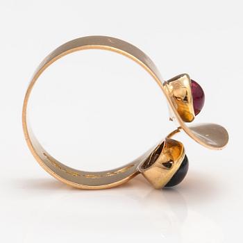 An 18K gold ring with a sapphire and a ruby. Helsinki 1958.