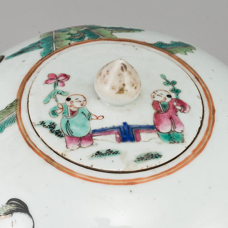 BOJAN med LOCK, porslin. Qingdynastin, 1800-tal.