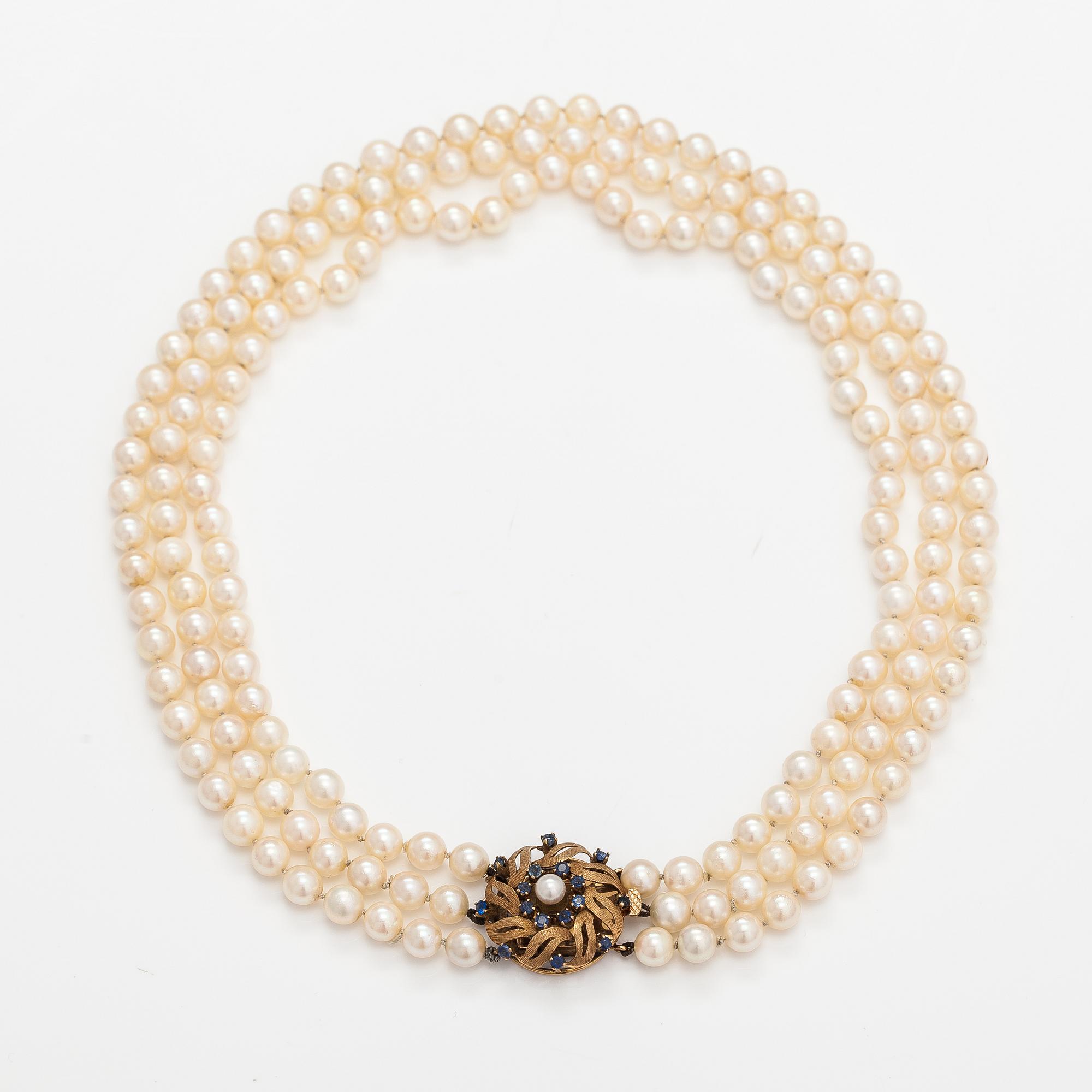 Helminauha, 3-rivinen, 17K kultaa, viljellyt helmet, 17K kultaa, aitoja ja synteettisiä safiireja.