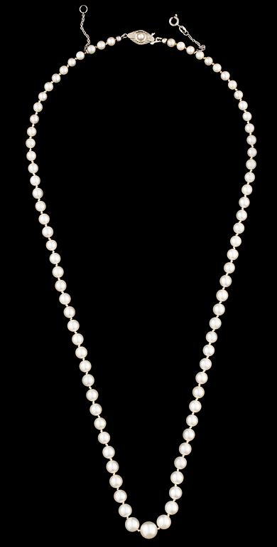 COLLIER, odlade japanska pärlor med lås i 18k guld.
