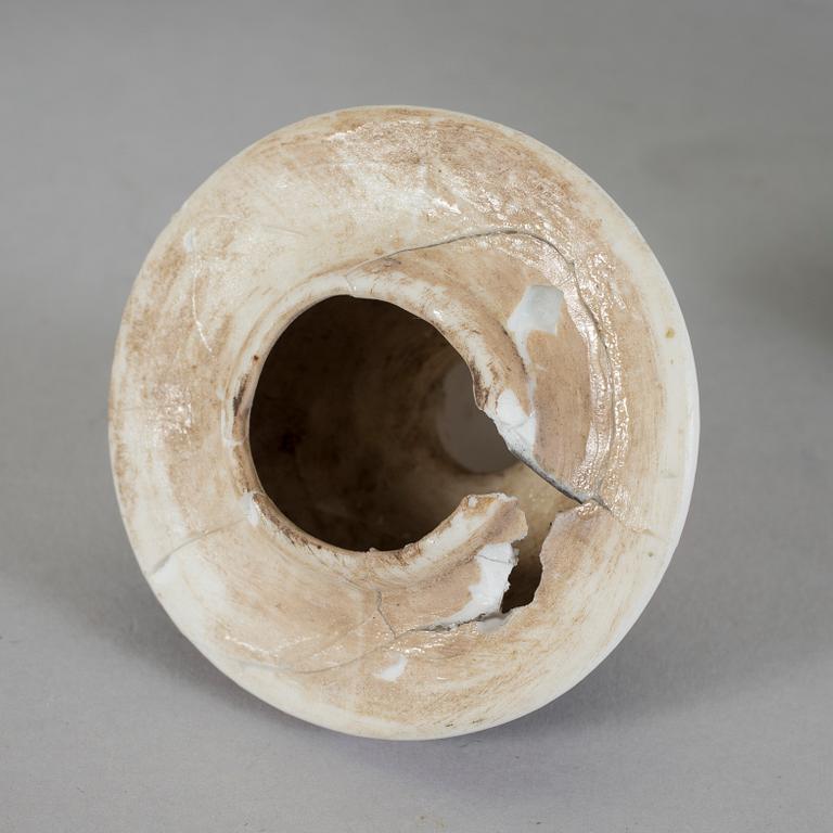 VASER ett par samt URNA, porslin, Kina, omkring sekelskiftet 1900 respektive modern tillverkning.