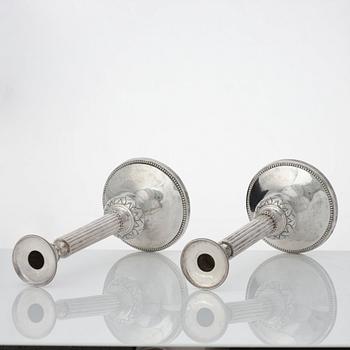 Anders Isleben, kandelabrar för tre ljus, ett par, silver, Norrköping 1793. Gustavianska.