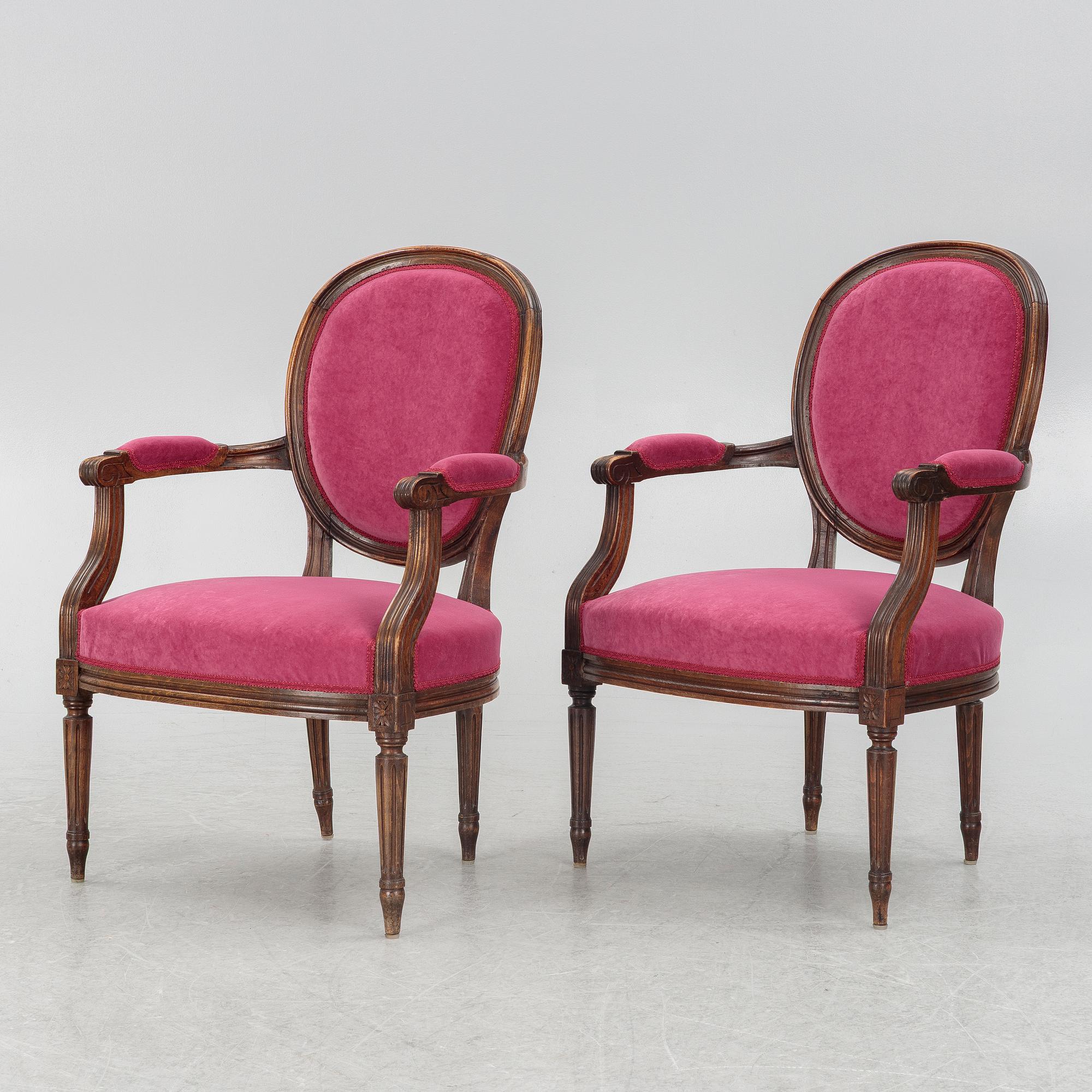 Karmstolar, ett par, gustaviansk stil, 1900-talets första hälft.