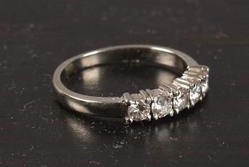 RING, 18 K vitguld med 5 briljantslipade diamanter, tot 0.41 ct enl gravyr.