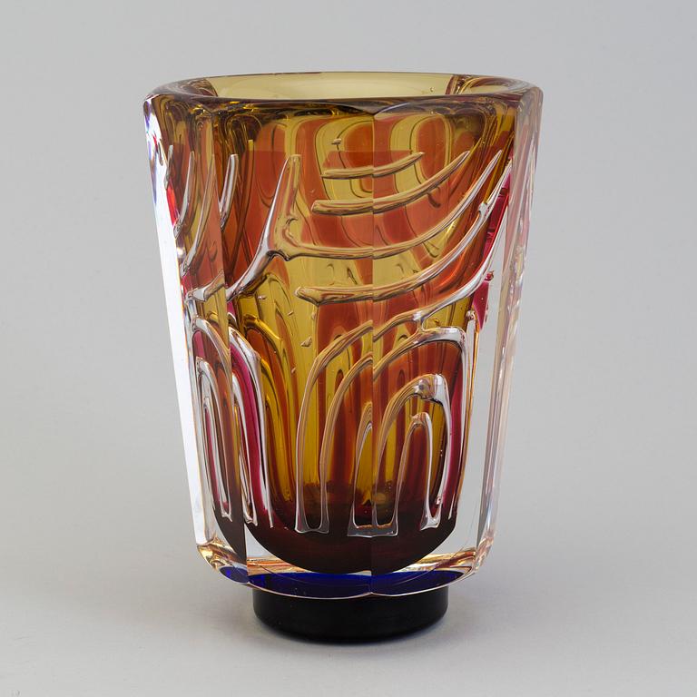 JAN JOHANSSON, a glass vase from Orrefors Gallery dated -90.