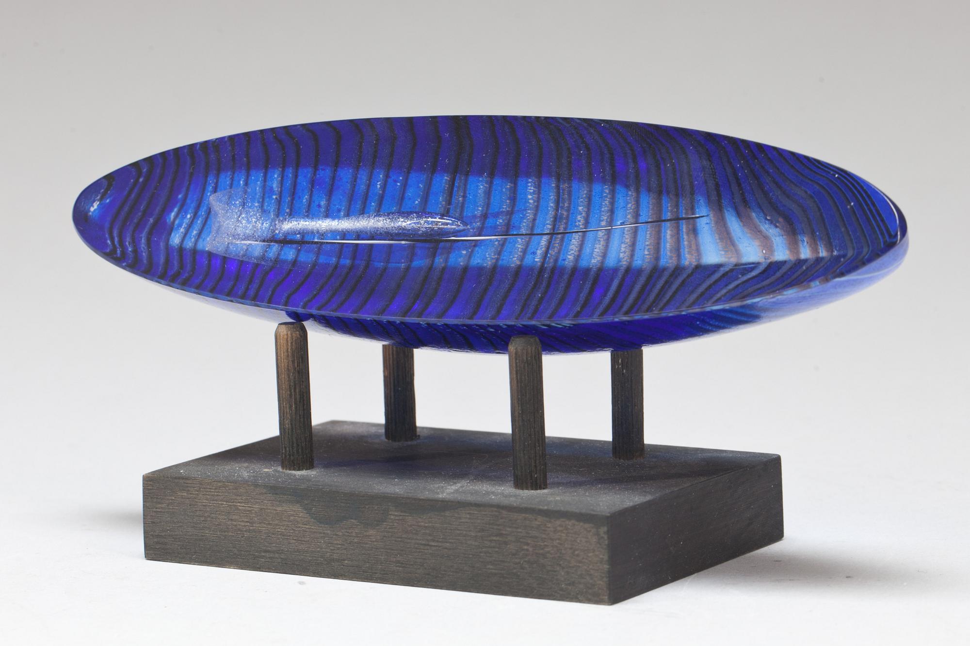 SKULPTUR, glas samt FLASKA, Bertil Vallien, Kosta Boda. 1900-talets slut.