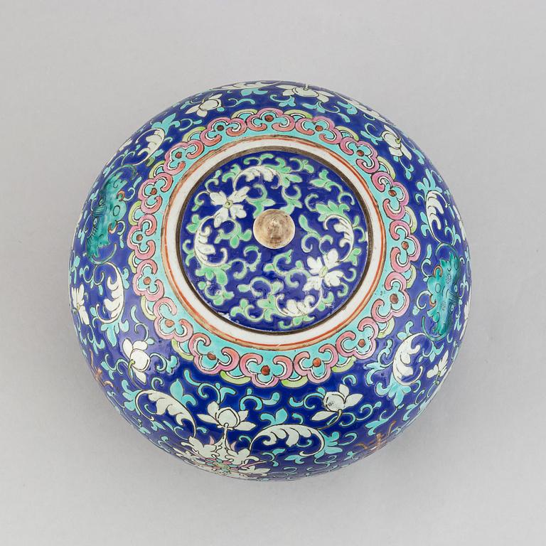 A famille rose jar with cover, Qing dynasty, circa 1900.