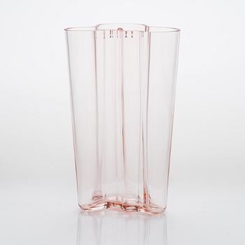 Alvar Aalto, A glass vase "Savoy", Iittala 2000s. Marked Iittala.