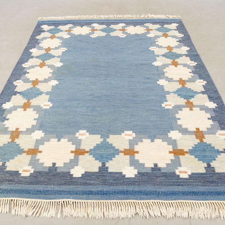 Matta rölakan signerad GG  (Gitt Grännsjö-Carlsson), ca 290x201 cm.