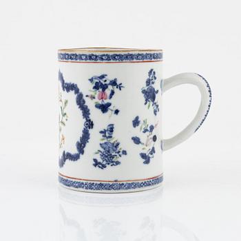 Mugg, porslin. Qingdynastin, Qianlong (1736-95).
