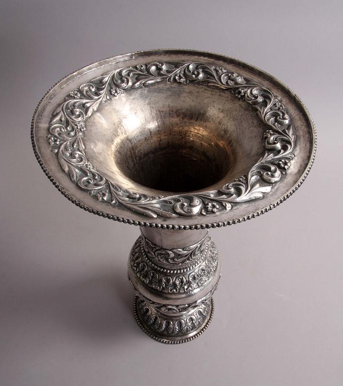 VAS, troligen silver, orientalisk.
