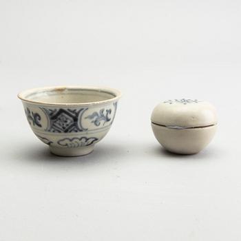 A group of South East Asian ceramics, 16th/17th Century.