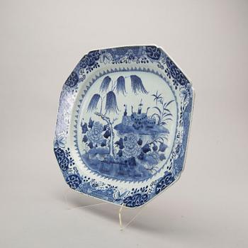 A Chinese Qianlong blue and white porselain plate.