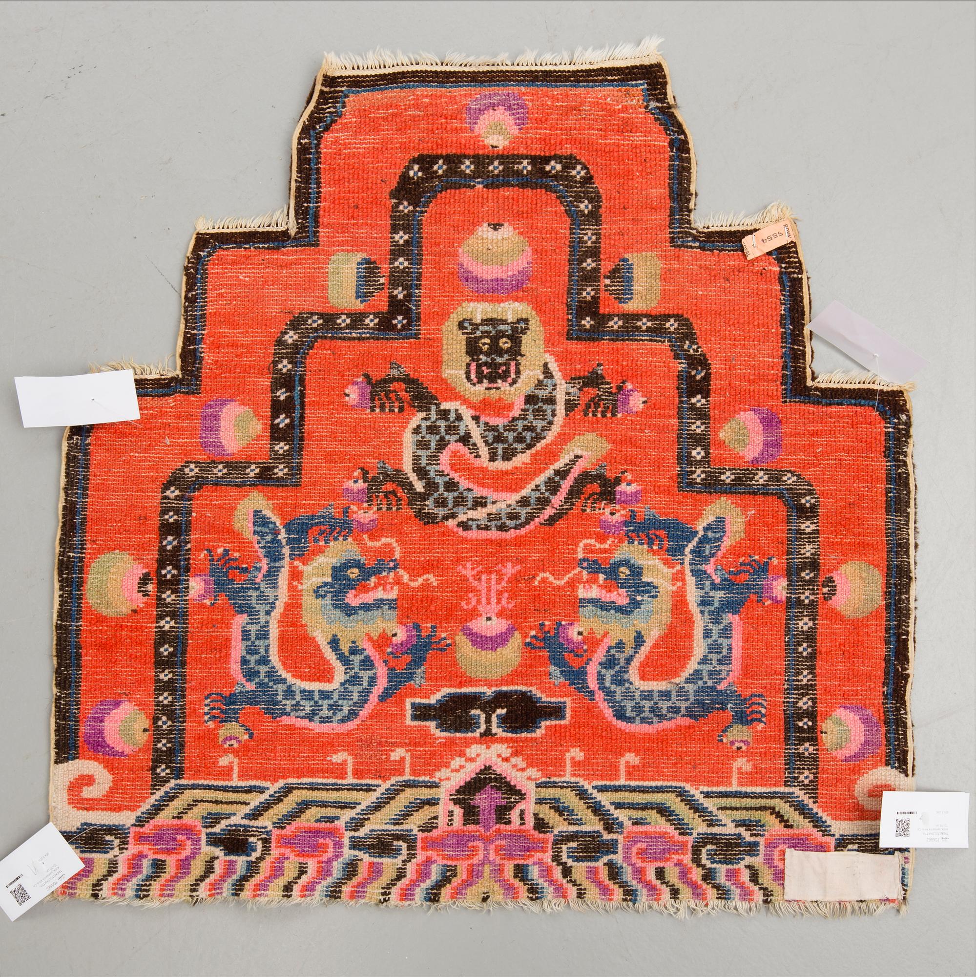 TRONSTOLSMATTA, Antik/semiantik Kina. Ca 70x70 cm.