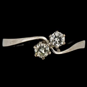 RING, 18k vitguld med 2 briljantslipade diamanter, tot 0.30 ct. Vikt 3 g.