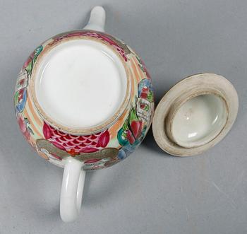 KOPP MED FAT samt TEKANNA, porslin, Kina, 1800-tal.