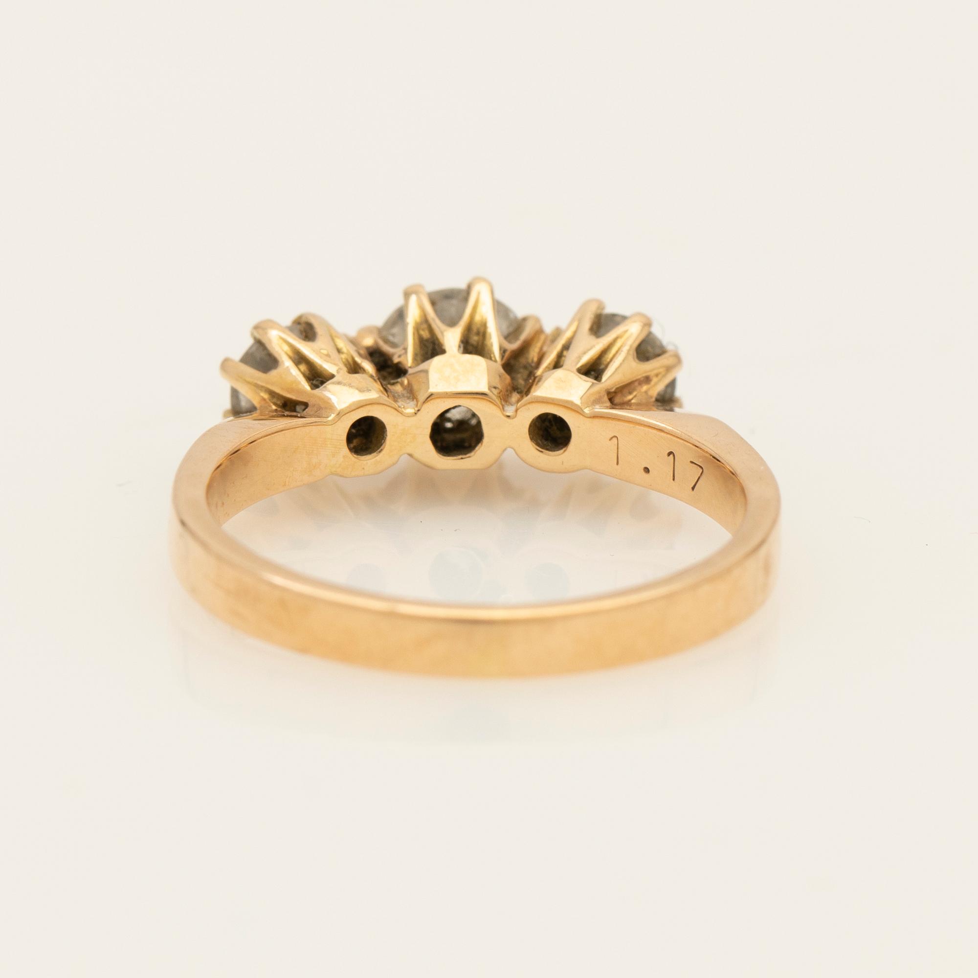 Ring, 18K gold with three brilliant-cut diamonds.