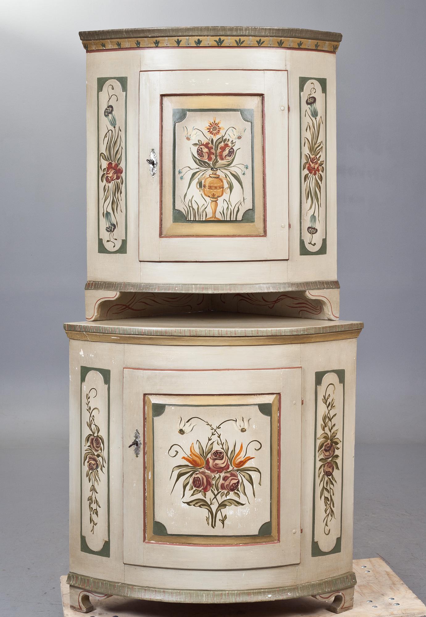 HÖRNSKÅP, allmoge. 1800-tal.