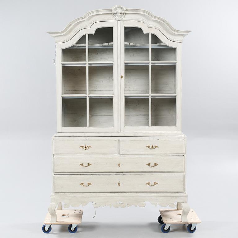 VITRINSKÅP, delvis rokoko, 1700-tal.