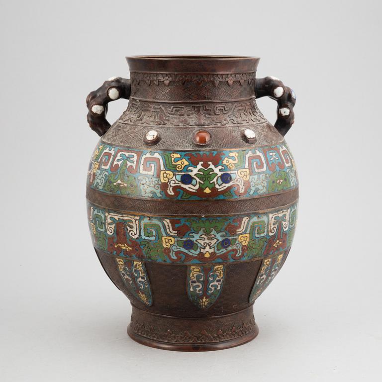 A Japanese Ming style cloisinné urn, 19th/20th century.