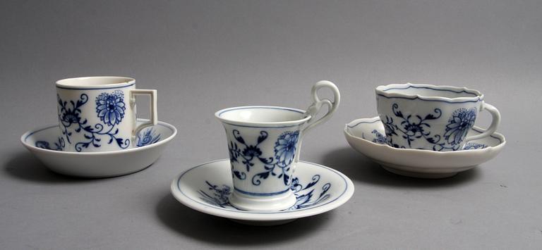 SERVISDELAR,ca 60 delar. Meissen "Lökmönstret".