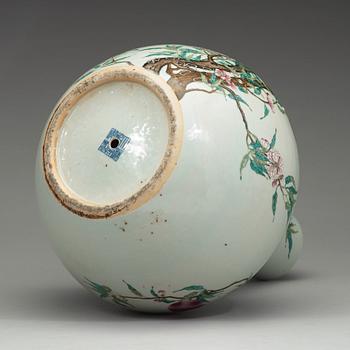 GOLVVAS, porslin. Qingdynastin, omkring 1900 med märke.